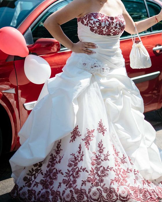 А - линия уникална сватбена рокля с бродерия бордо