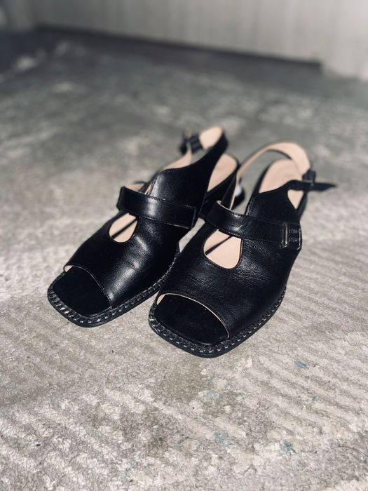 Босоножки чёрные небольшой каблук.