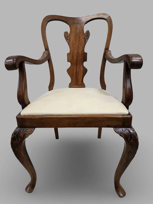 6 броя трапезни столове от масивен орех с кожена седалка