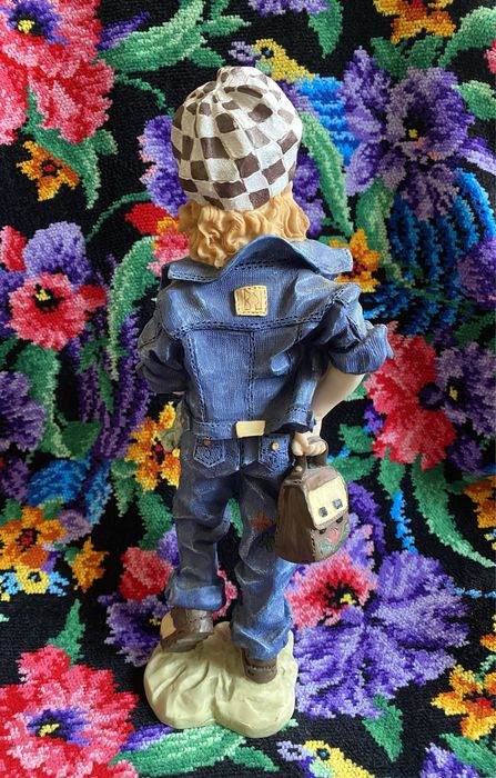 Фигурка девушки полистоун