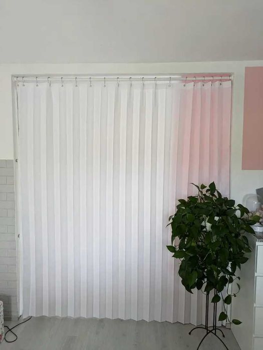 Плътна бяла завеса