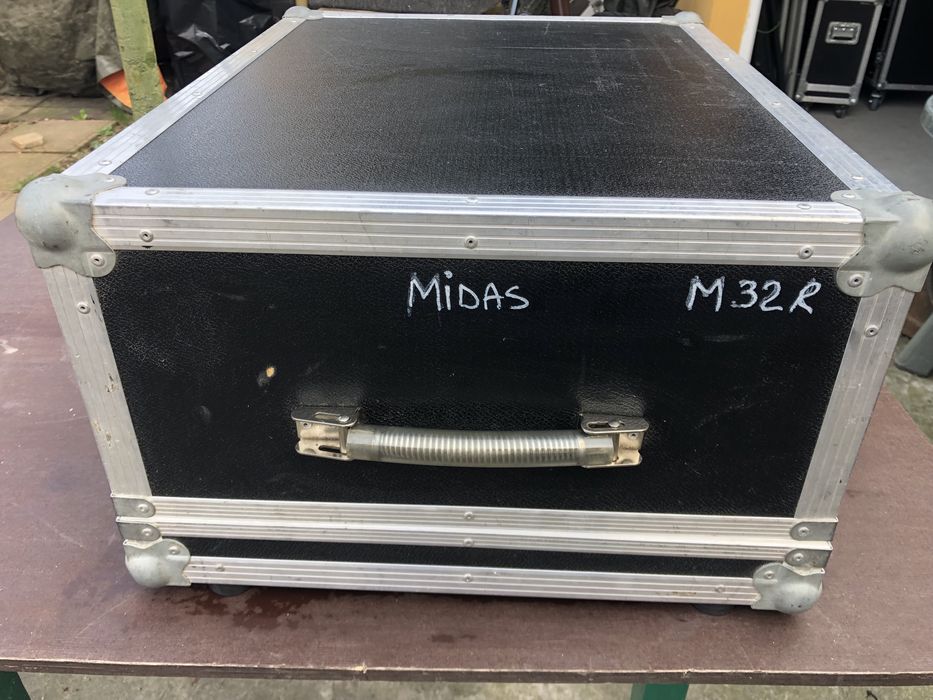 Mixer midas M32 R vine impreuna cu case.