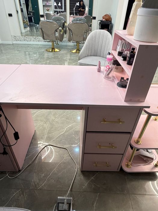 Маникюрный стол для салона