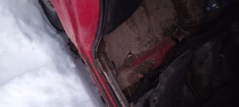 Baz 2106 sotiladi 1990 yili mator karobka most  zor