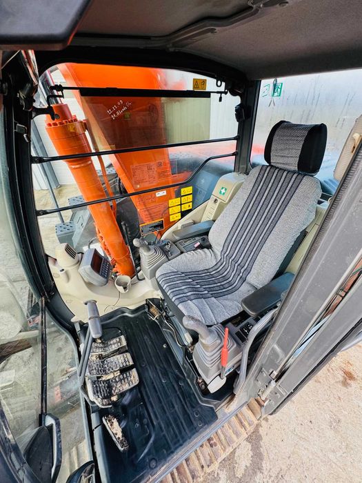 Excavator senile cu lama Hitachi ZX 135, an 2010, 15 tone, 2 cupe, TOP