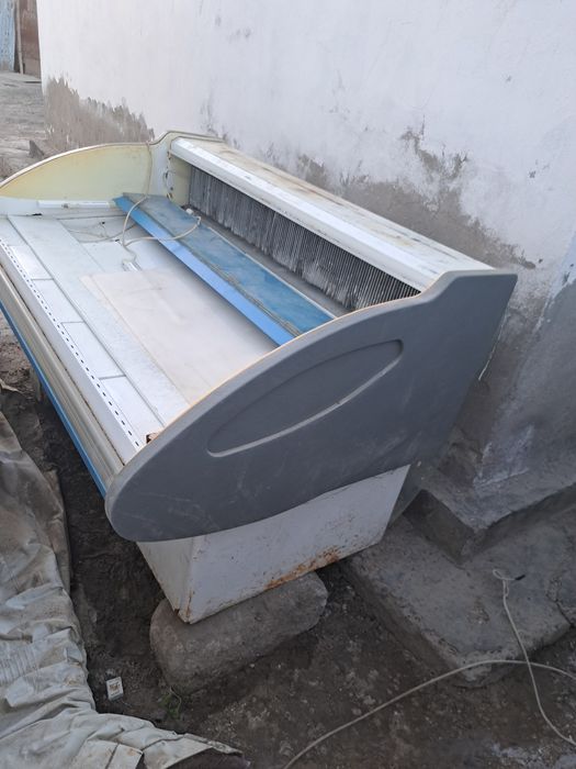 Продаётся ветрин холодильник