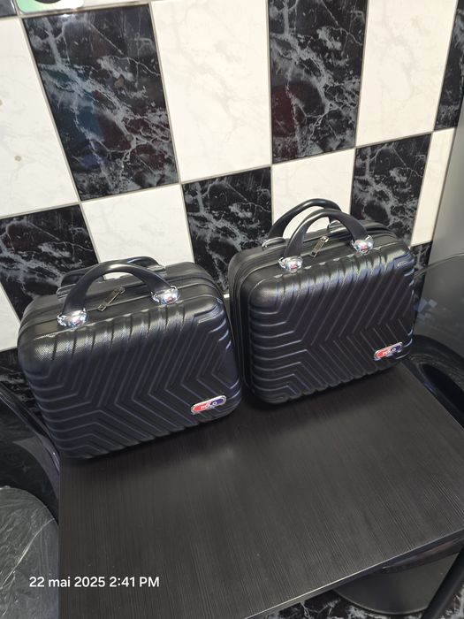 2 Geamantane plus 2 geanți cosmetice