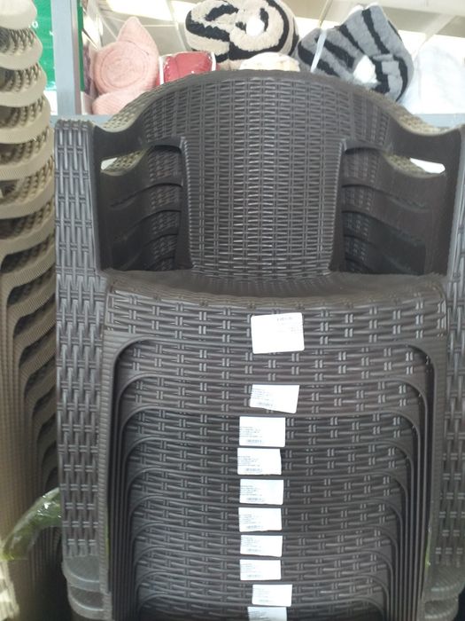 Vand scaune și mese de ratan premiu