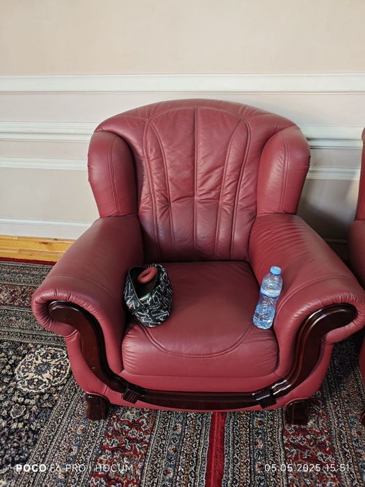 Кожаный диван , софа и 2 кресла в отличном состоянии.