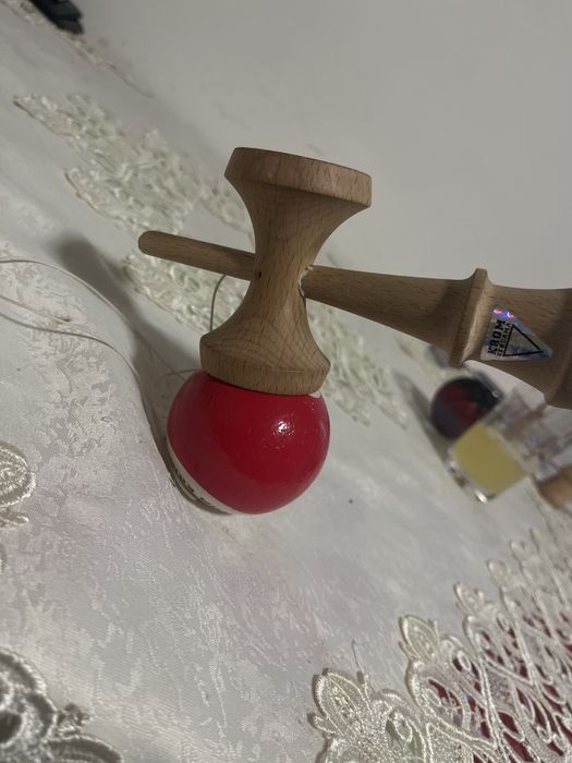 Kendama krom originala cu rulment are grip o dau si la schimb