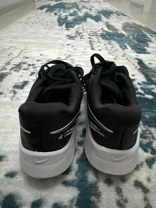 Черно - бели нике маратонки