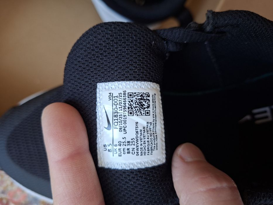Оригинални маратонки на Nike.