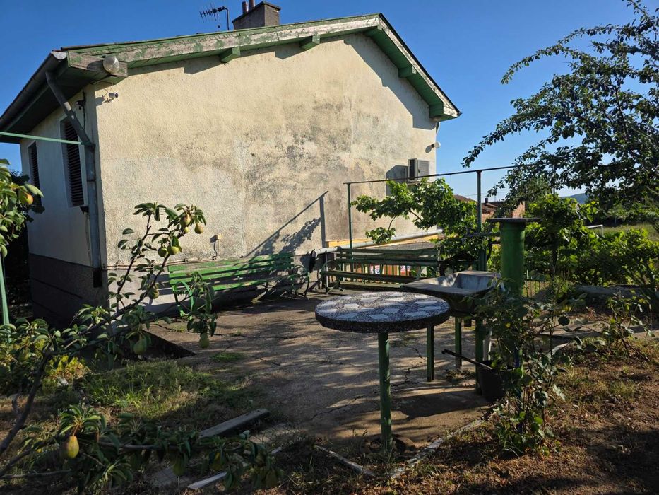 Продава се вила край Червен бряг - 90 кв.м + 1000 кв.м двор