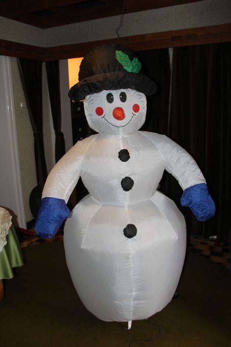 Om de zapada autogonflabil, decor de Sarbatori pentru copii