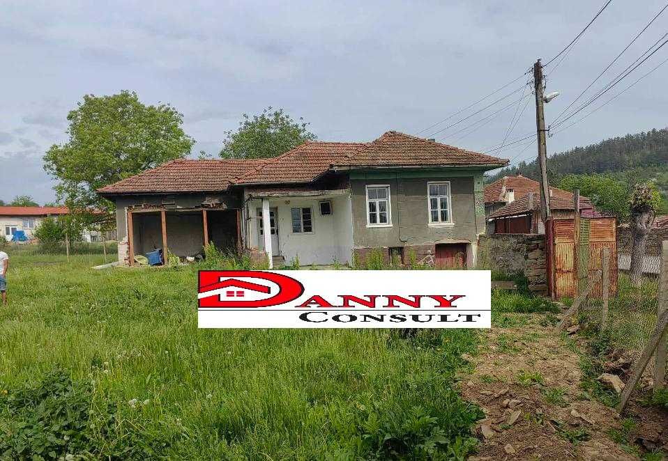 Едноетажна къща за продажба в с. Родина