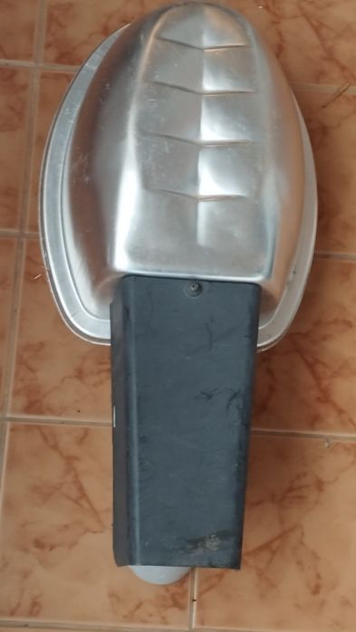 Брадвичка с дървена дръжка.Малка метална жага.Улична лампа.