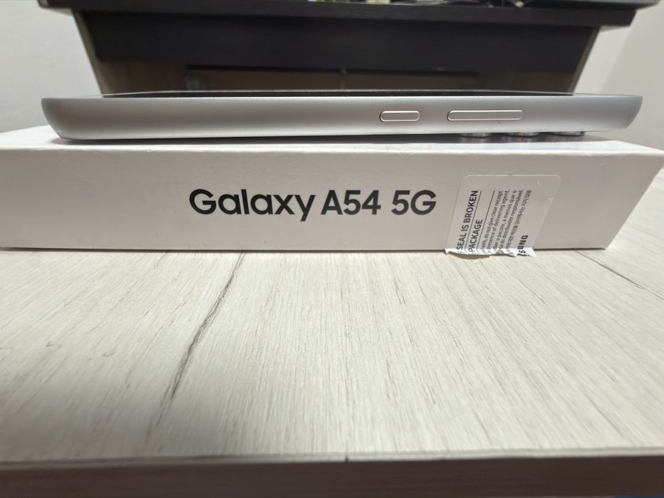 Samsung a54 5g в отлично състояние 128gb със оригинално зарядно 45w
