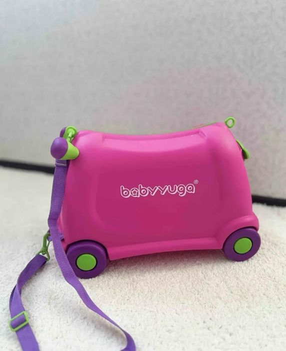 Продам детские чемоданы