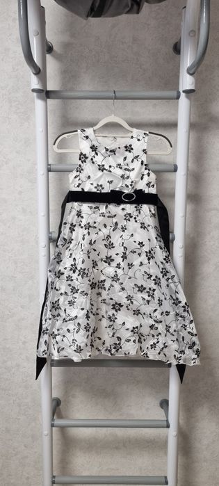 Продам платье на 5-7 лет.