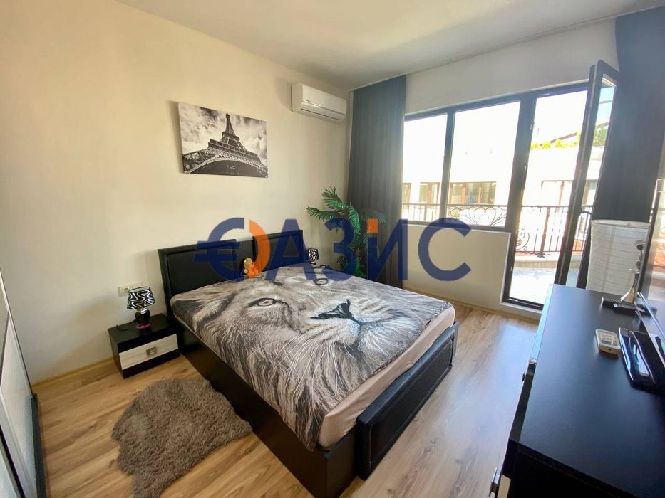 Двуетажна градска къща на първа линия море с невероятна гледка в