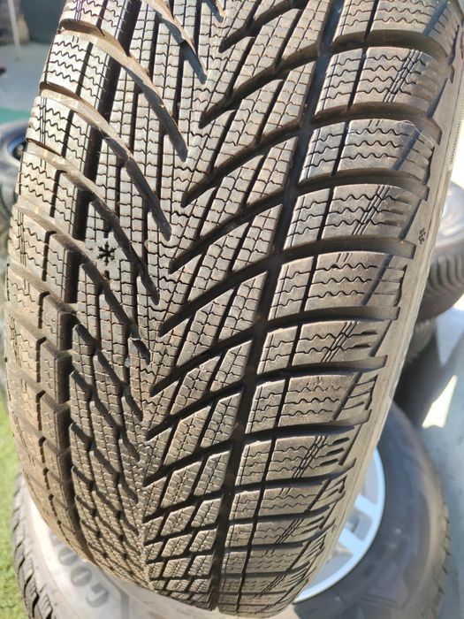 4 бр зимни 215/60/16 Goodyear Дот 25г