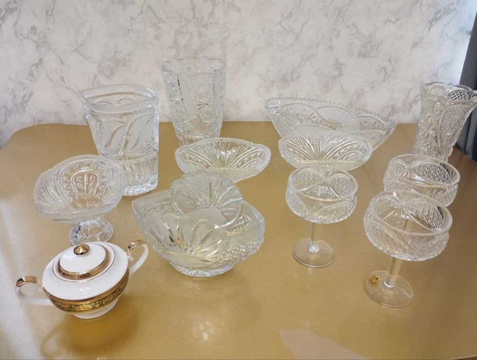 Хрустальные рюмки, вазы, салатницы