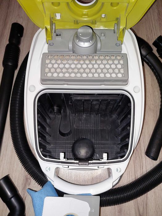 Aspirator Samsung ca nou atat ca aspect cat si ca functionare.