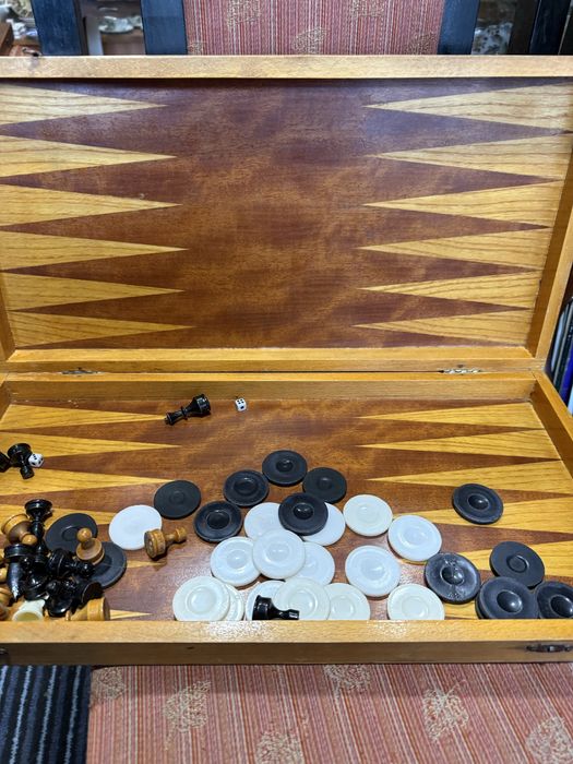 ретро табла с малки фигури за шах