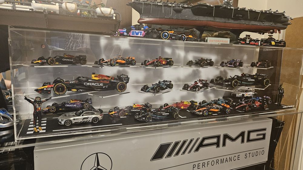 Diorama Formula 1 75 ani Bburago 1:43 si 1:24 cu vitrina