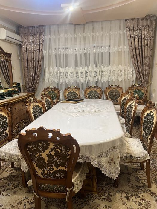 Гостинный мебель. Стенка,комод,стол и стулья.