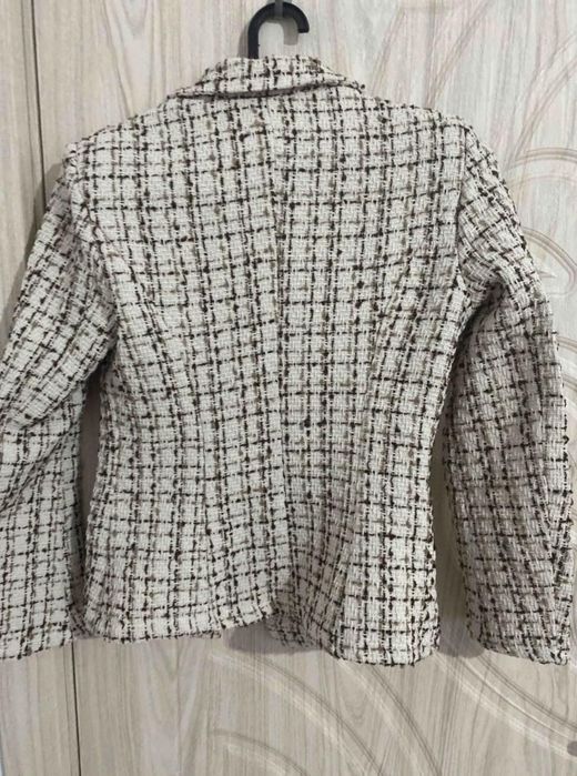 Дамско сако в бежов цвят