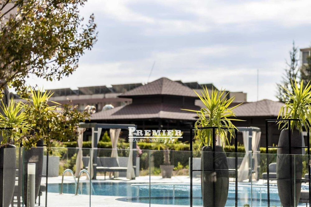 Двустаен със собствен “английски двор“, на метри от плажните дюни