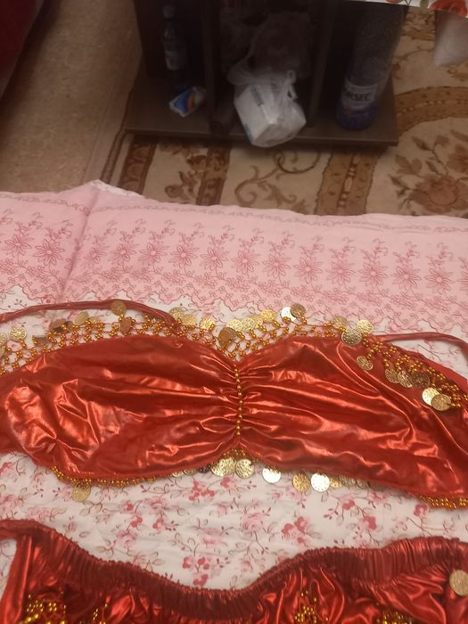 Rochite dansuri orientale ,de culoare rosie si aurie