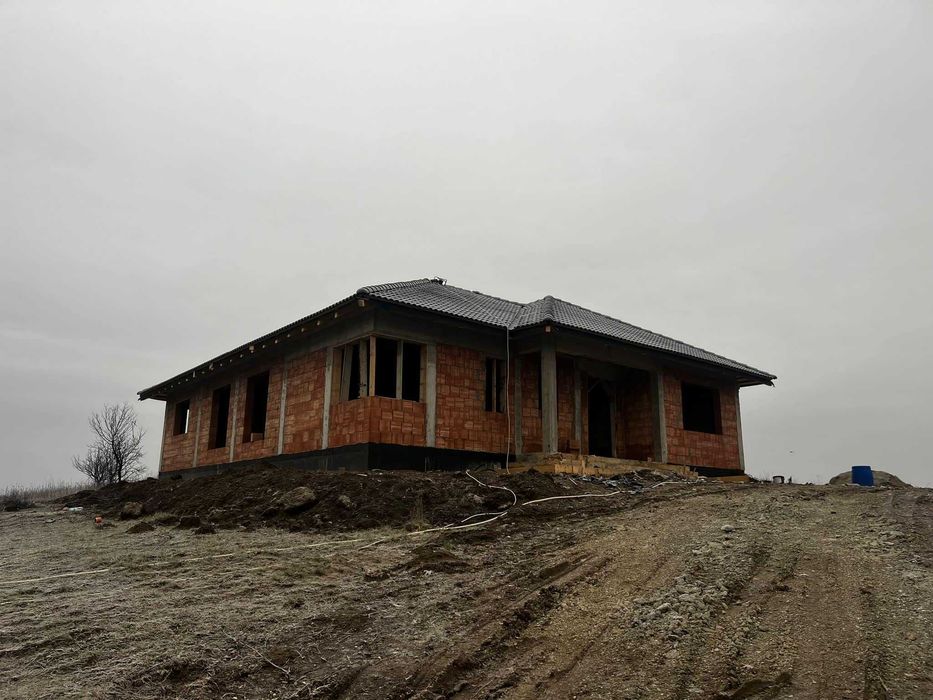 Construcții case la roșu și la cheie