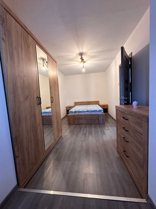 Ofer spre inchiriere apartament cu 3 camere,complet renovat,zona centrala