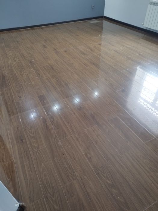 Ламинат отдам с плинтусом