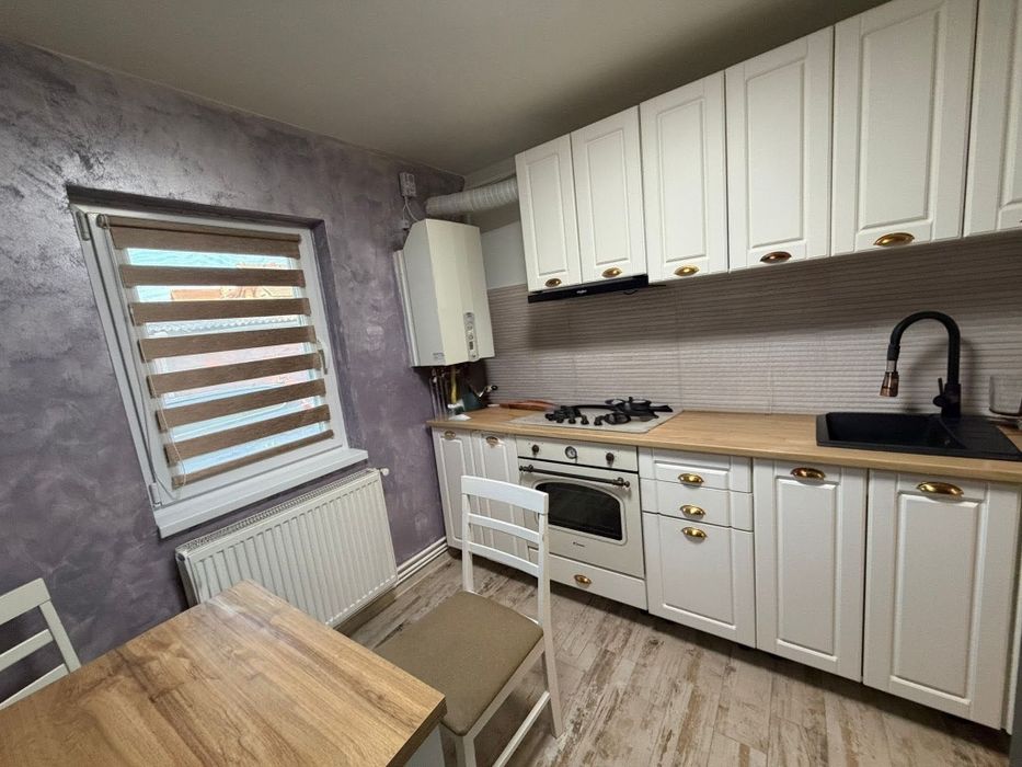 Închiriez apartament (zona Mercur)Cetate