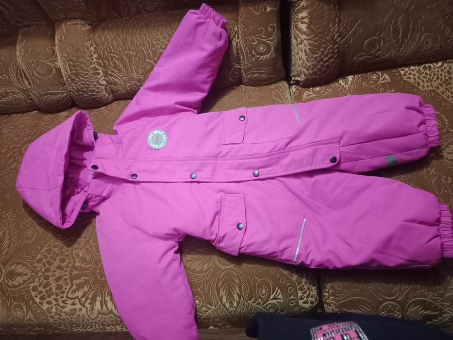 Продам зимний комбинезон для девочки