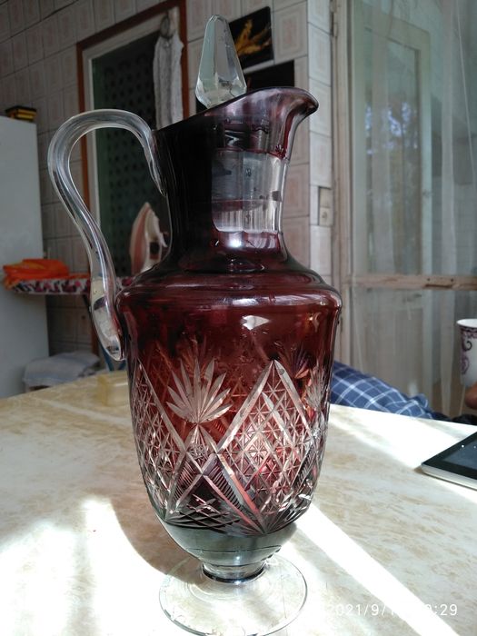 Графин из резного марганцевого, рубинового стекла, старинный