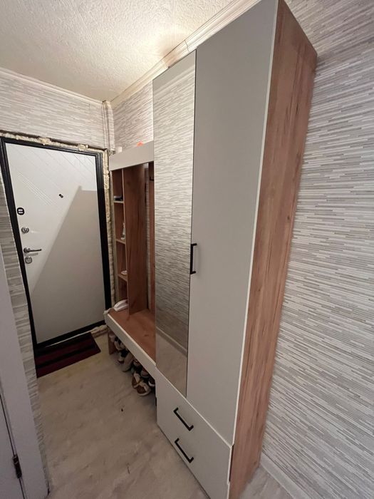 Шкаф в прихожую в отличном состоянии