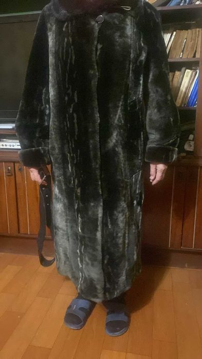 Продам мутоновую шубу  (цигейковую) шубу