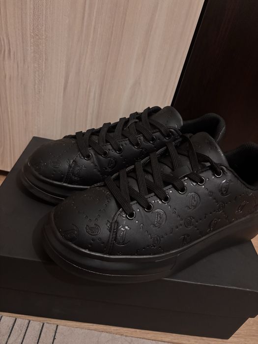 Продавам оригинални маратонки Just Cavalli