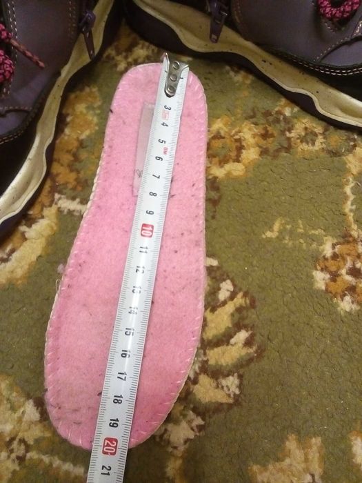 Продам детские утеплённые кроссовки