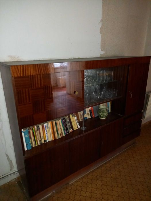 Старинен бюфет изключително запазен за времето си