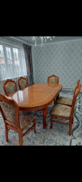 Продам стол со стульями.