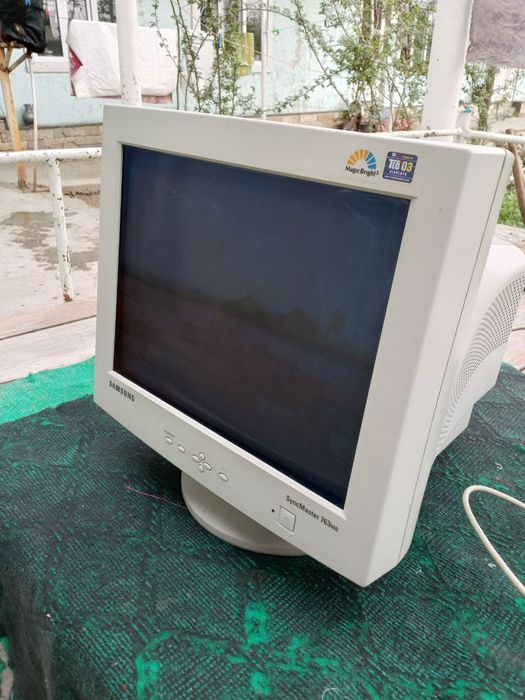 Samsung rusumli kompyuter ekrani