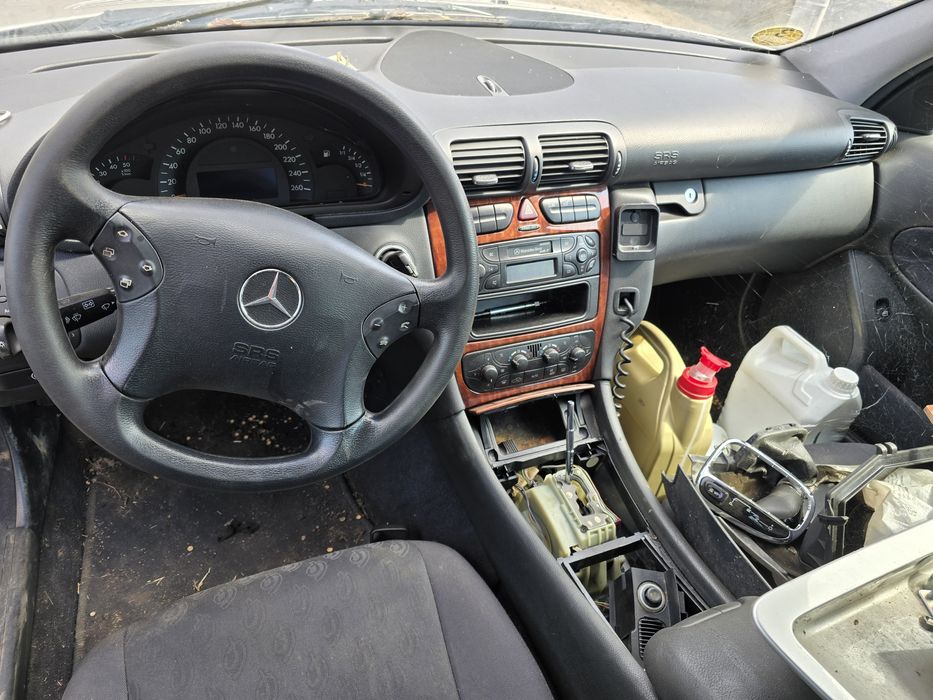 Продавам мерцедес ц220 автомат на части