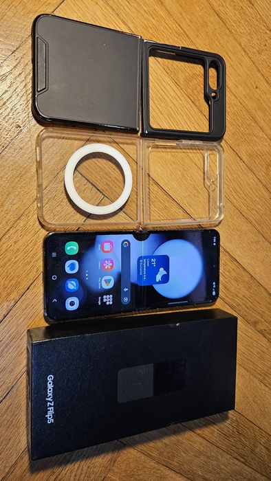 Samsung Galaxy Flip 5 de 256 pata pe display