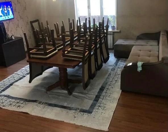 Стол со стулья для гостини