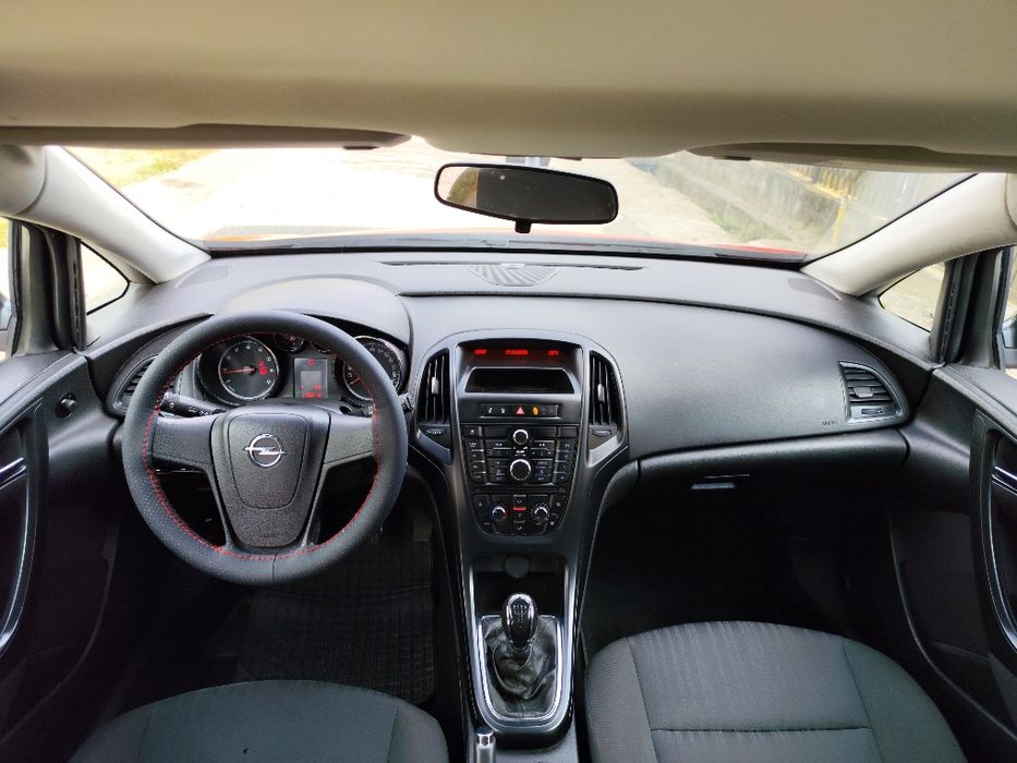 Opel Astra J /Euro 5 motor 1.4 benzina 86 cai /an 2010